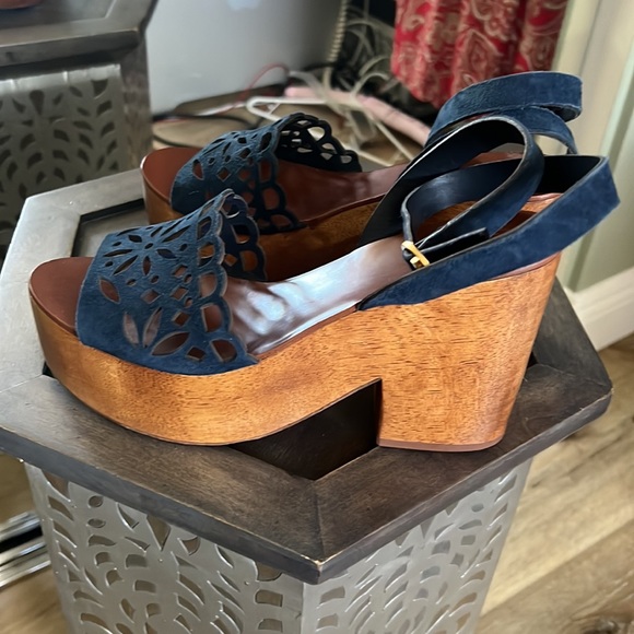 1 hour sale🔥Worn once, Tory Burch, wedge wooden sandals, leather tops